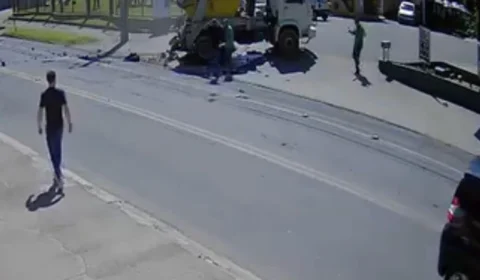 Piloto morre preso nas ferragens de caminhão após forte colisão com veículo; Veja