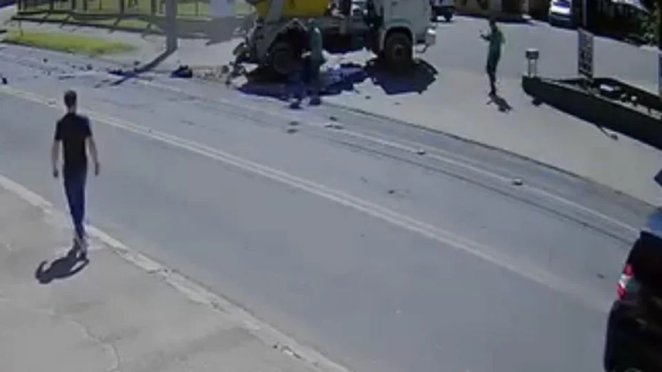 Piloto morre preso nas ferragens de caminhão após forte colisão com veículo; Veja