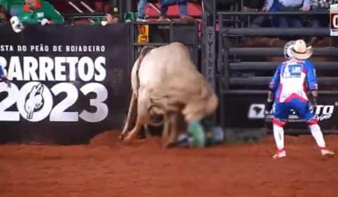 VEJA VÍDEO: peão desmaia e é pisoteado na cabeça por touro em festa