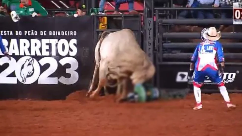 VEJA VÍDEO: peão desmaia e é pisoteado na cabeça por touro em festa