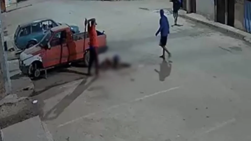 VEJA VÍDEO: três homens espancam morador de rua até a morte