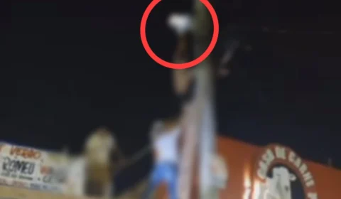 VEJA VÍDEO: Homem fica grudado em poste após sofrer descarga elétrica em Manaus