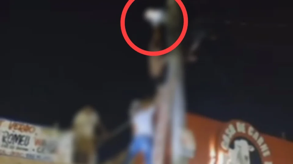 VEJA VÍDEO: Homem fica grudado em poste após sofrer descarga elétrica em Manaus