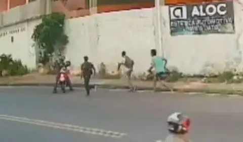 VEJA VÍDEO: Assaltante é agredido após tentar roubar pedestre em Manaus