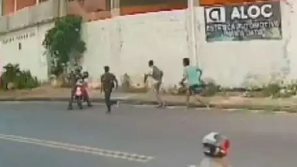 VEJA VÍDEO: Assaltante é agredido após tentar roubar pedestre em Manaus
