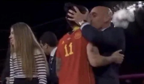 Presidente da Federação Espanhola é denunciado por violência sexual após beijo forçado em jogadora