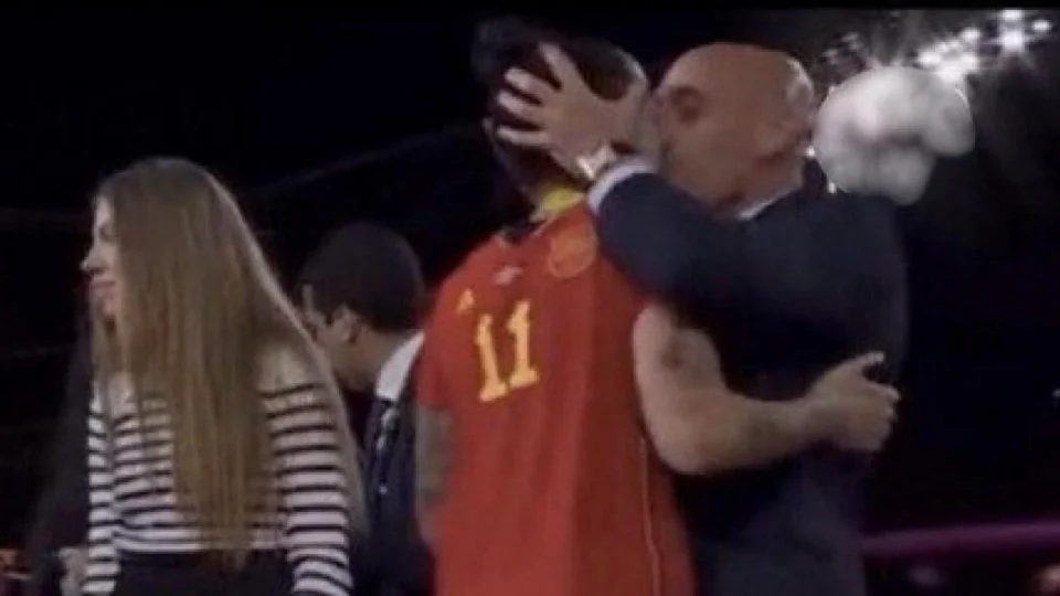 Presidente da Federação Espanhola é denunciado por violência sexual após beijo forçado em jogadora