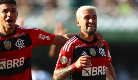 Com gol no final, Flamengo vence o Coritiba de virada e volta ao G4