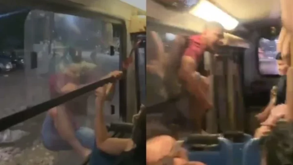 VEJA VÍDEO: Homem se pendura em ônibus em movimento para flagrar suposta traição