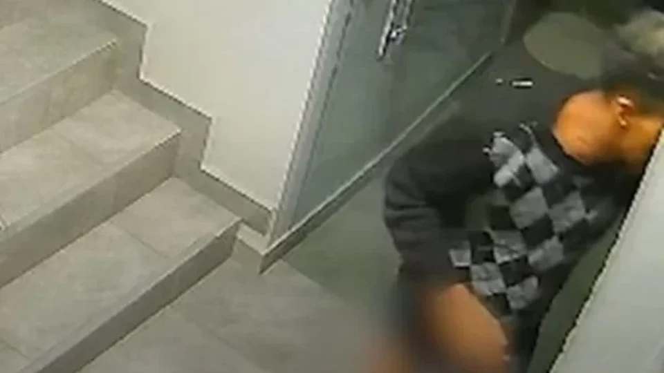 VEJA VÍDEO: vizinho é flagrado se masturbando na porta de apartamento de mulher