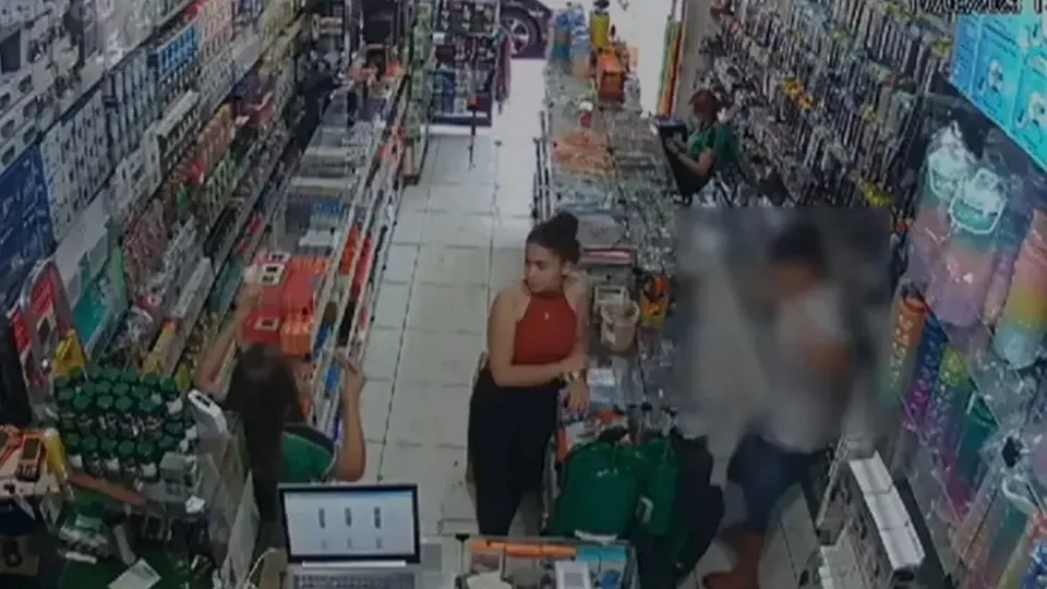 VEJA VÍDEO: Celular explode enquanto adolescente mexia no aparelho em loja