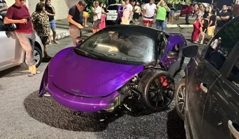 VEJA VÍDEO: Carro esportivo avaliado em mais de R$ 2 milhões se envolve em colisão com Sandero