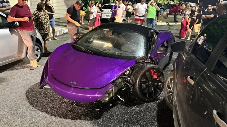 VEJA VÍDEO: Carro esportivo avaliado em mais de R$ 2 milhões se envolve em colisão com Sandero