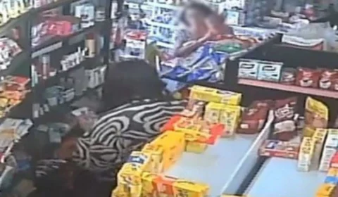 VEJA VÍDEO: mulher com criança no colo leva facada em tentativa de assalto