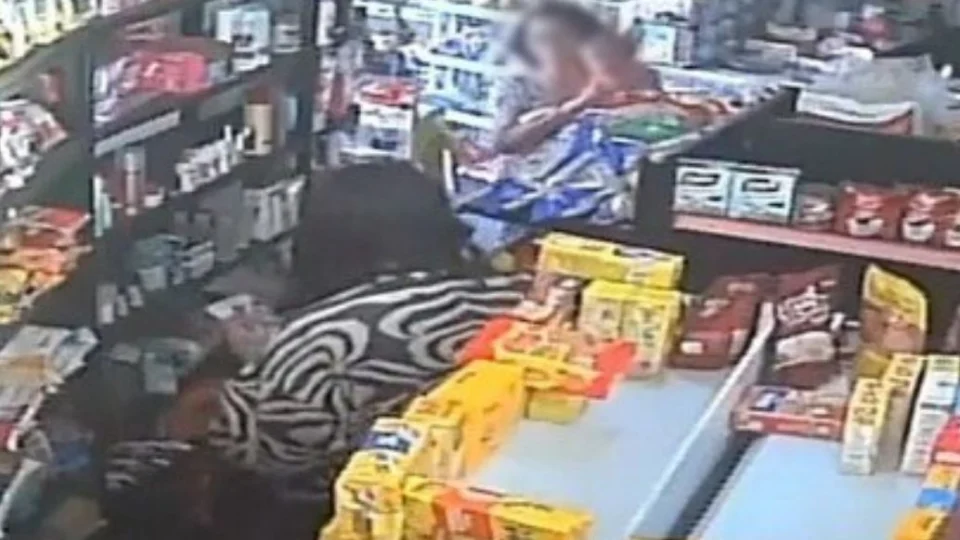 VEJA VÍDEO: mulher com criança no colo leva facada em tentativa de assalto