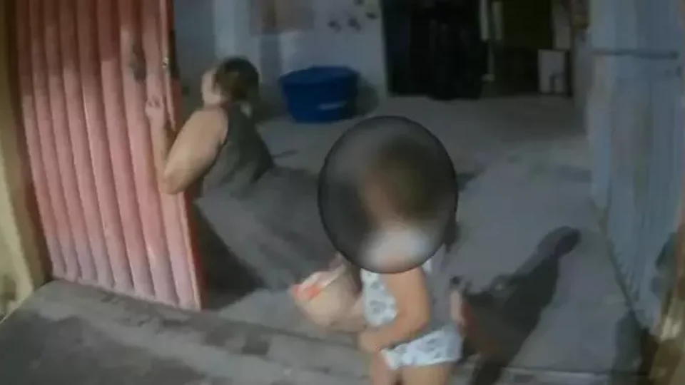 Mulher desmaia ao receber lanche e é socorrida por entregador; vídeo