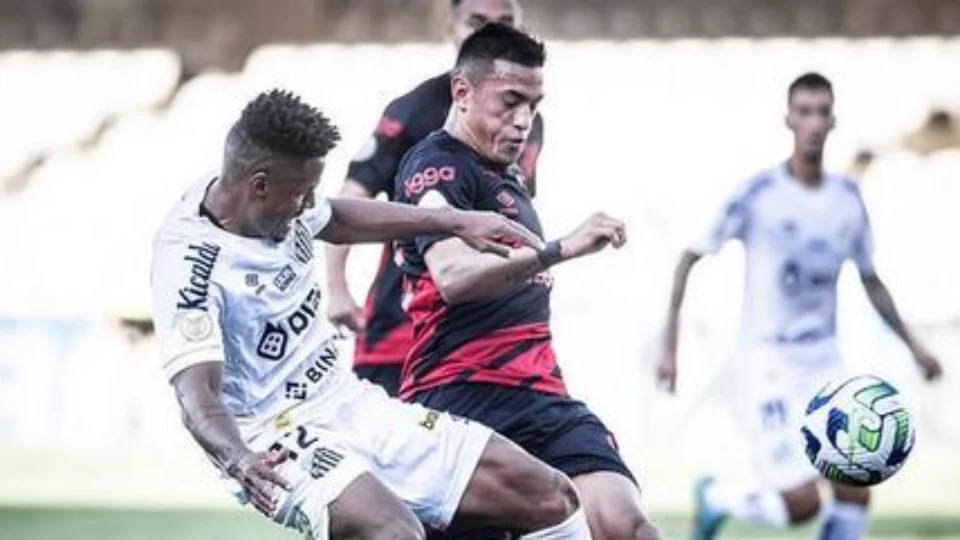 Santos marca nos acréscimos e fica no empate com o Athletico-PR