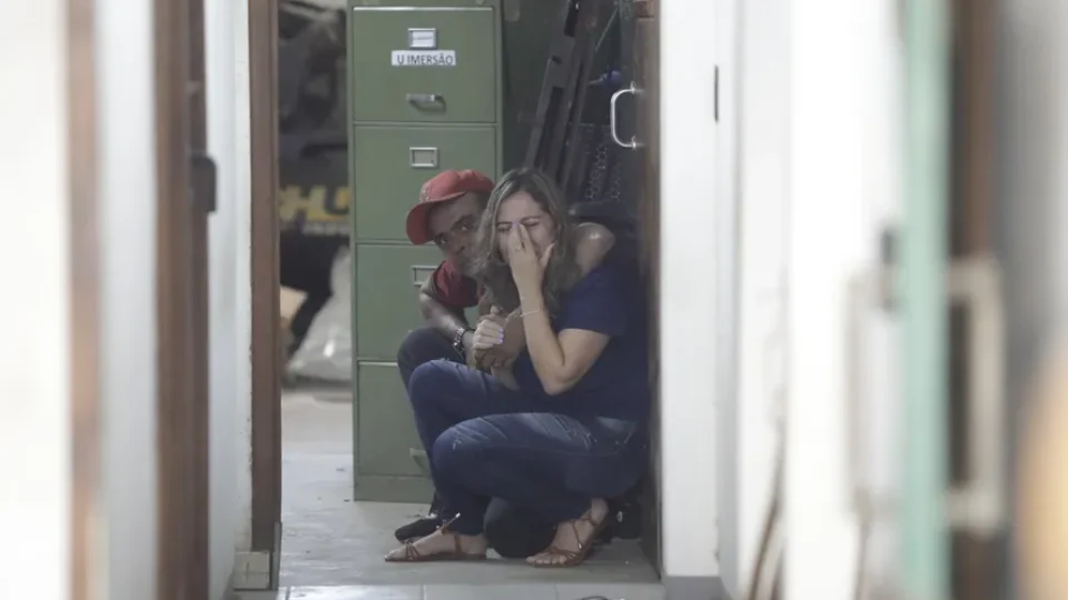 Assalto a agência bancária no Rio de Janeiro termina em reféns e tiros