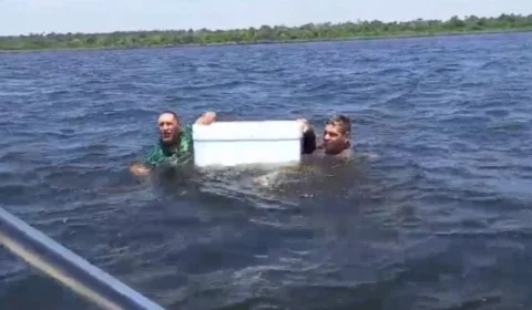 VEJA VÍDEO: dois homens à deriva segurando em caixa de isopor são resgatados no Amazonas