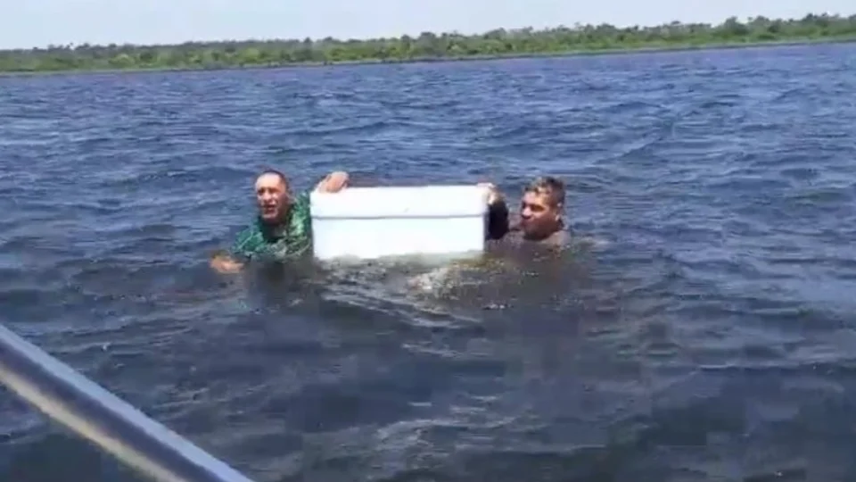 VEJA VÍDEO: dois homens à deriva segurando em caixa de isopor são resgatados no Amazonas