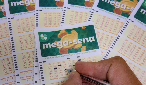 Mega-Sena acumula e prêmio pode chegar a R$ 55 milhões
