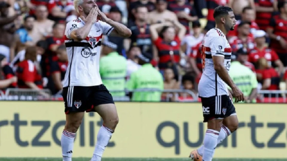 Em primeira partida da final pela Copa do Brasil, São Paulo vence Flamengo no Maracanã