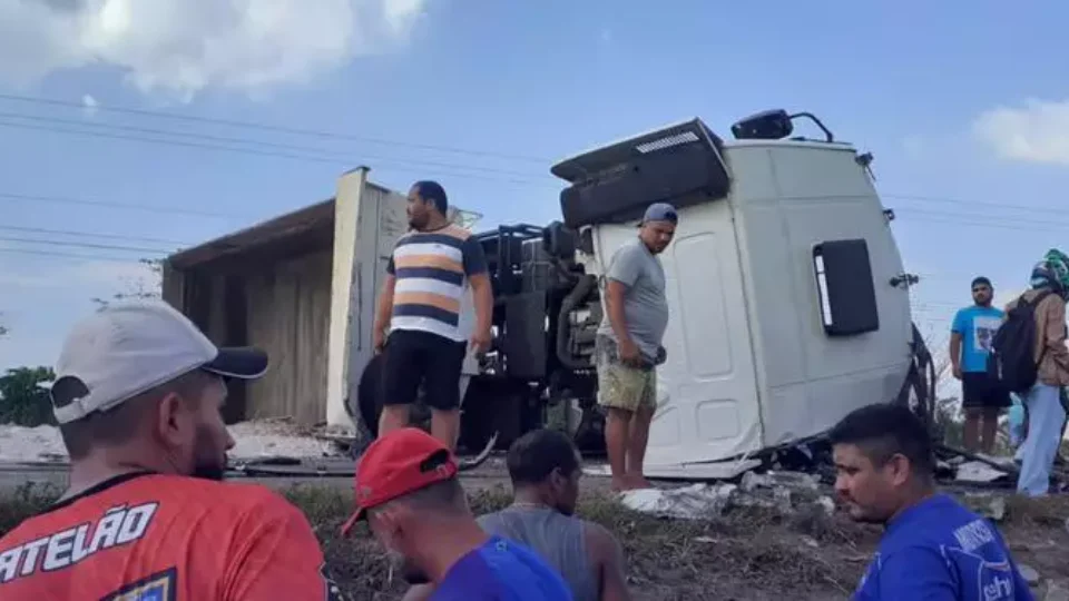 ​Trágica colisão entre caçamba e caminhão causa fatalidade