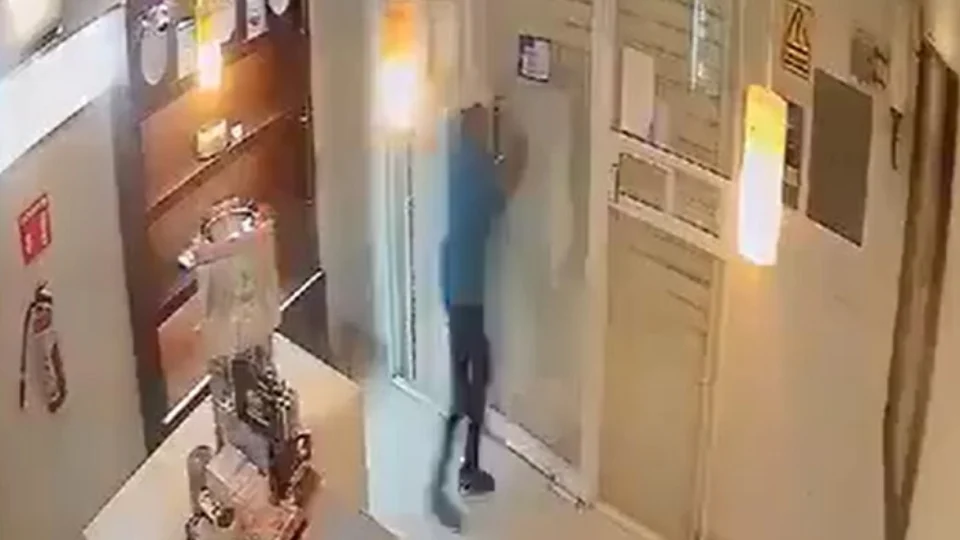 VEJA VÍDEO: Bandido aflito grita ao ser trancado dentro loja que assaltava: ‘mamãe, me ajuda!’