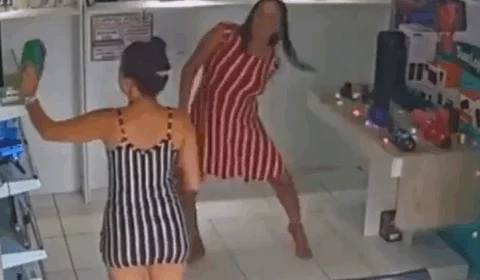 VEJA VÍDEO: mulher furta caixa de som e esconde entre as pernas