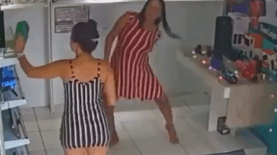 VEJA VÍDEO: mulher furta caixa de som e esconde entre as pernas