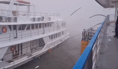 VEJA VÍDEOS: barco vira e flutuante fica a deriva durante temporal em Manaus