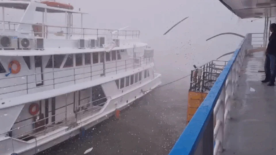 VEJA VÍDEOS: barco vira e flutuante fica a deriva durante temporal em Manaus