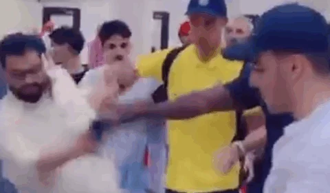 VEJA VÍDEO: Cristiano Ronaldo empurra fã e momento viraliza