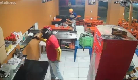 VEJA VÍDEO: Homens armados assaltam pizzaria e levam bolsa de cliente em Manaus