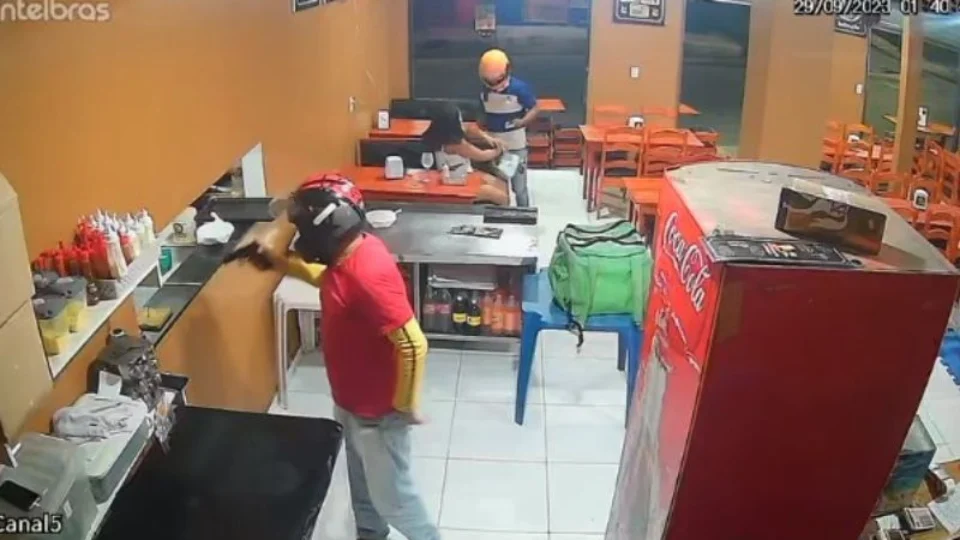 VEJA VÍDEO: Homens armados assaltam pizzaria e levam bolsa de cliente em Manaus
