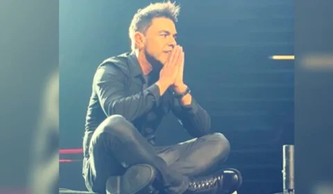 Após desafinar Zezé Di Camargo chora ao ver o público cantando ‘É o Amor’