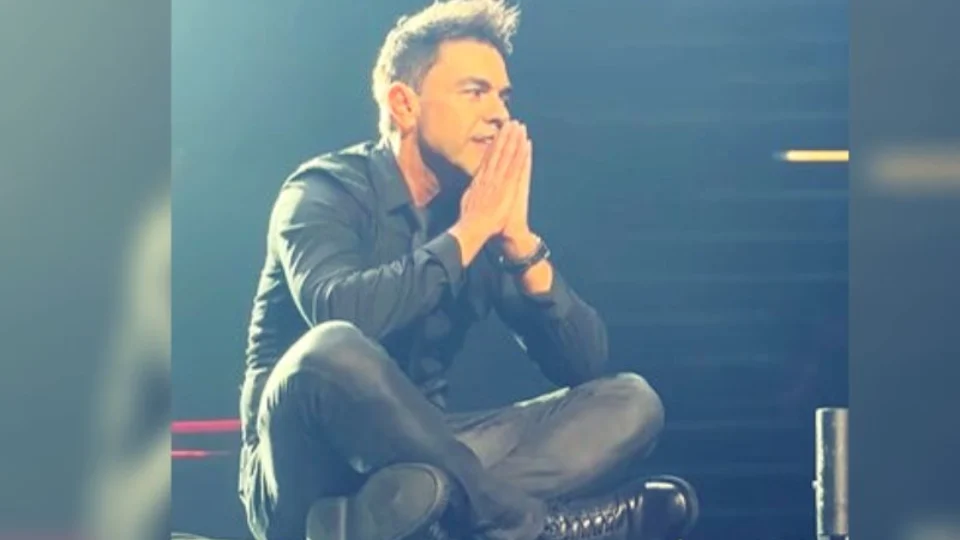 Após desafinar Zezé Di Camargo chora ao ver o público cantando ‘É o Amor’