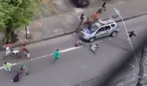 VEJA VÍDEO: viatura policial acaba com confusão na rua atropelando brigões