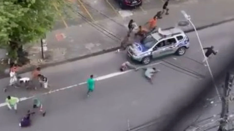 VEJA VÍDEO: viatura policial acaba com confusão na rua atropelando brigões