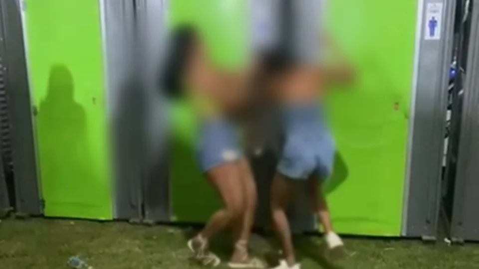 VEJA VÍDEO: por ciúmes, jovem é esfaqueada durante briga em festa