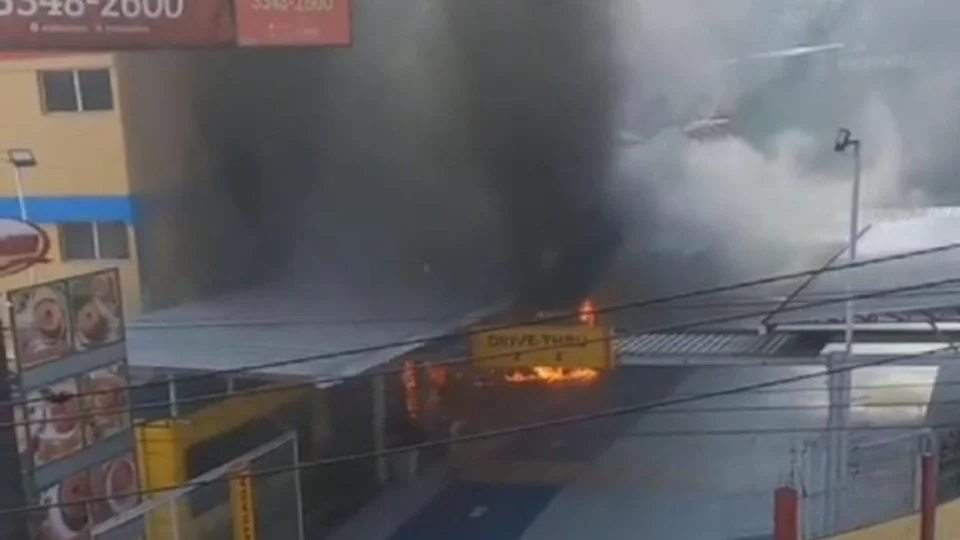 VEJA VÍDEOS: incêndio de grande proporção atinge loja de bolos em Manaus