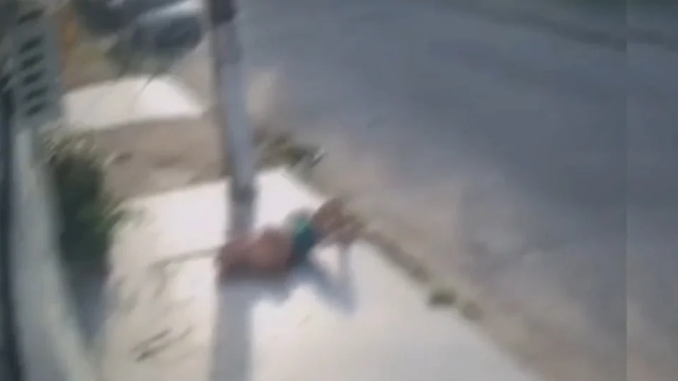 IMAGENS FORTES :Veja o momento em que militar aposentado é morto e um dos criminosos ainda dançam enquanto aposentado agonia