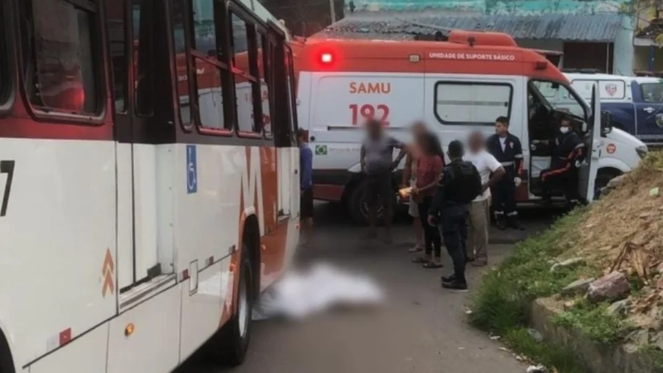Motociclista é atropelado e arrastado por ônibus da linha 604 na zona leste de Manaus