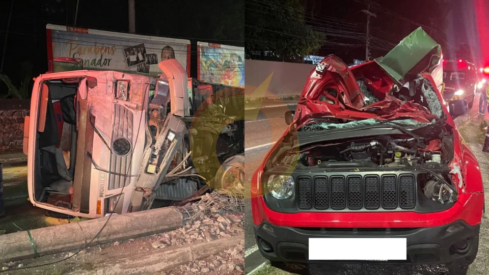 Caminhão perde o controle após passar por buraco e derruba poste em cima de veículo, na Av. Constantino Nery