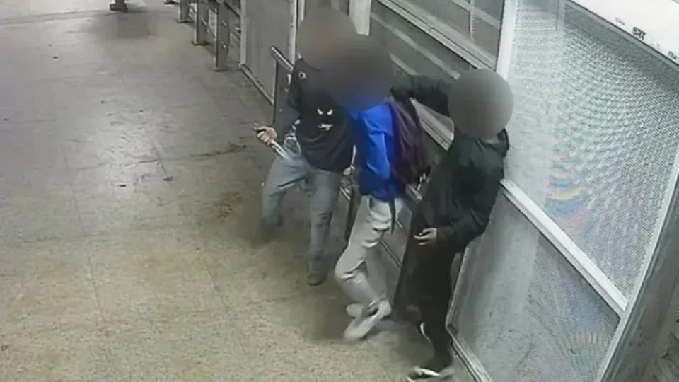 Vídeo mostra momento em que menino é atacado com faca durante tentativa de assalto