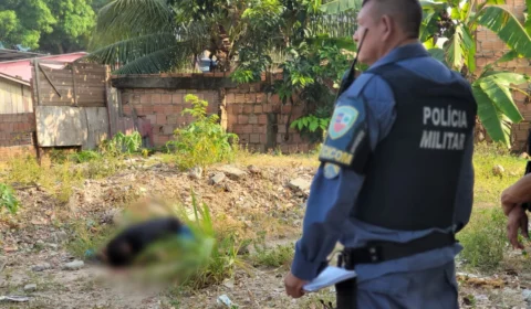 Homem é morto a tiros durante a noite e corpo é encontrado pela manhã no bairro Jorge Teixeira