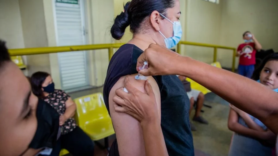Nove pontos de imunização ofertam vacina contra Covid-19 neste sábado