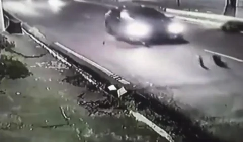 VEJA VÍDEO: entregador é arremessado de moto ao tentar fazer retorno no Aleixo