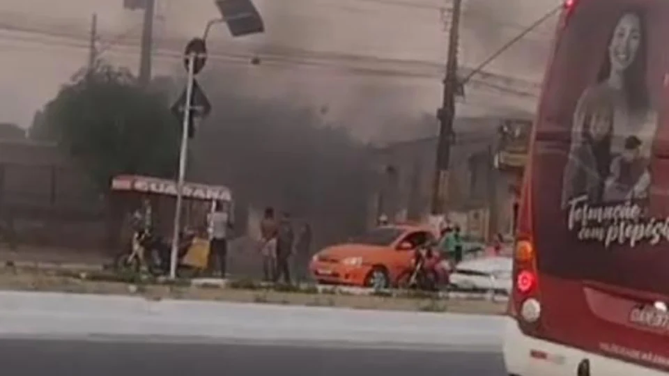 Incêndio na Avenida Itaúba, Zona Leste de Manaus, Veja o vídeo a seguir: