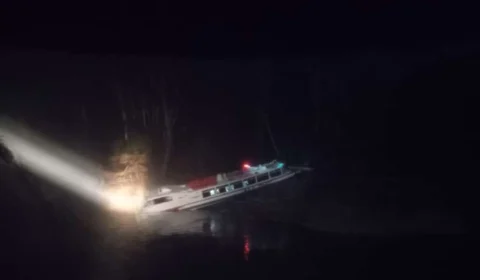 Fumaça no Rio Solimões causa acidente com lancha em Codajás